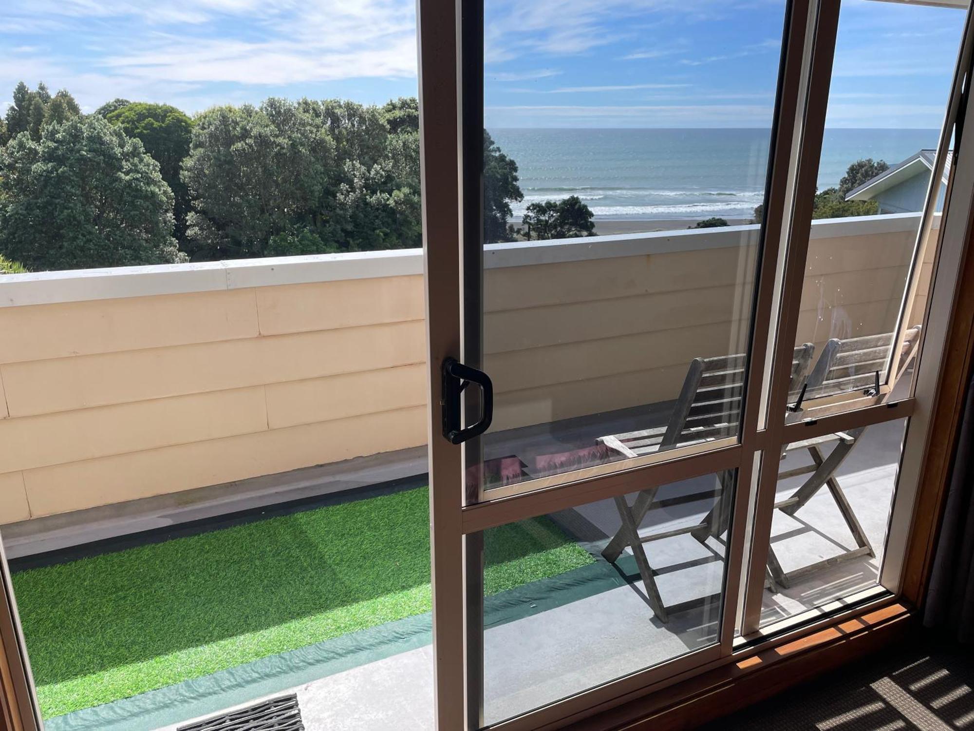 49 On Jans Beach Break Oakura Exterior photo